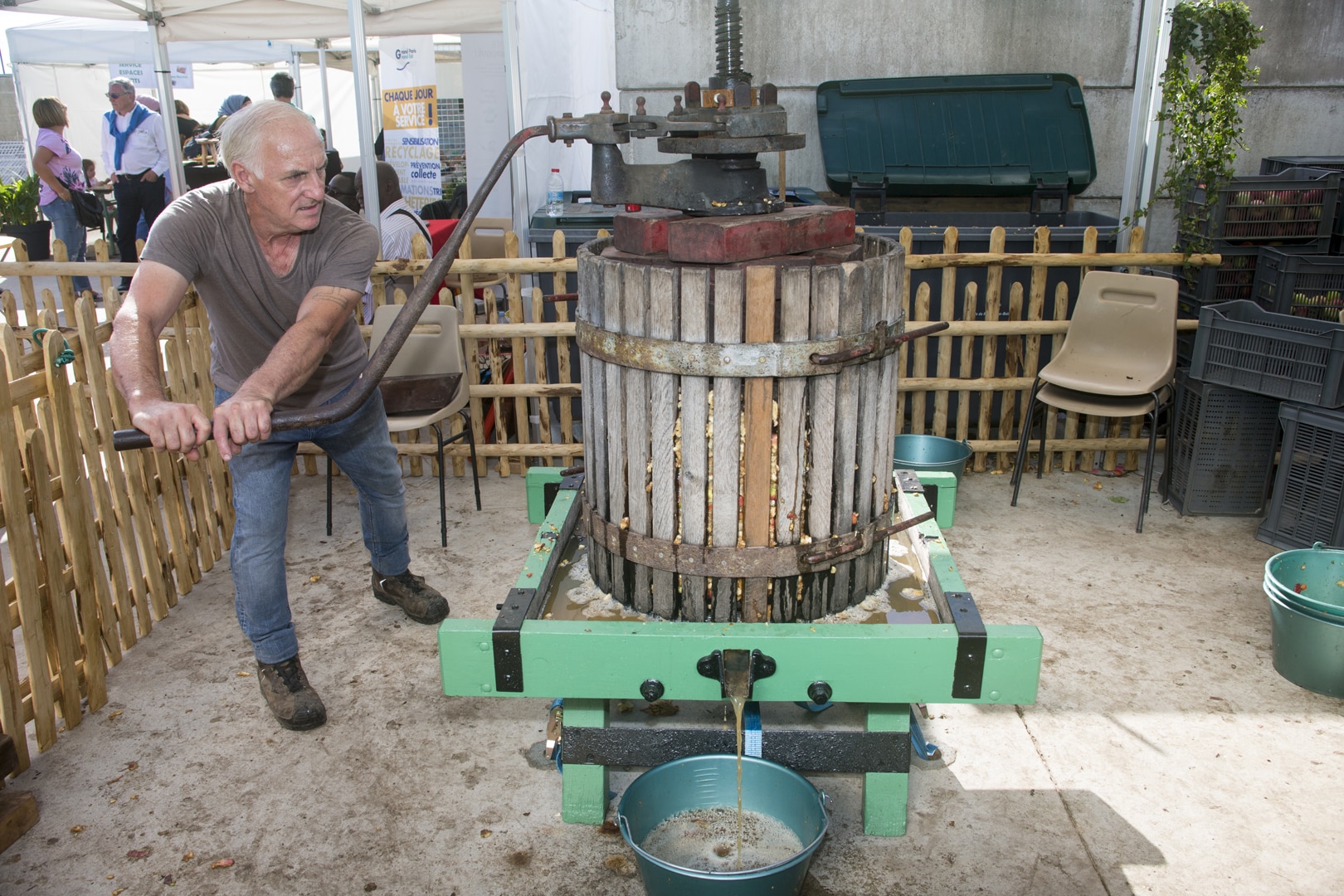 Les agents des Espaces verts organisent plusieurs démonstrations de techniques agricoles anciennes - ici, la réalisation d'un délicieux jus de pomme artisanal !