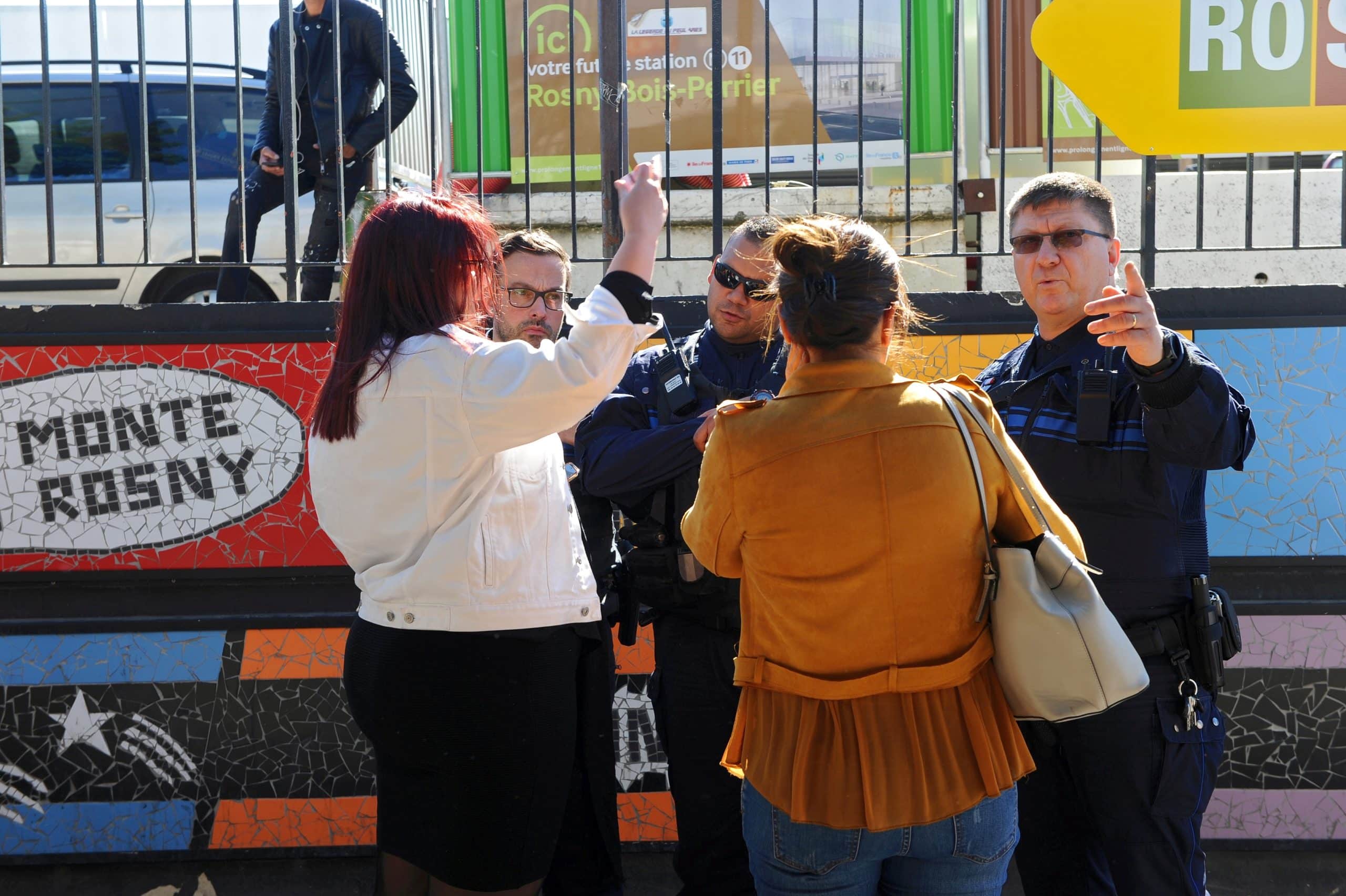 Policiers municipaux renseignent des habitants à la sortie de la gare Bois-Perrier