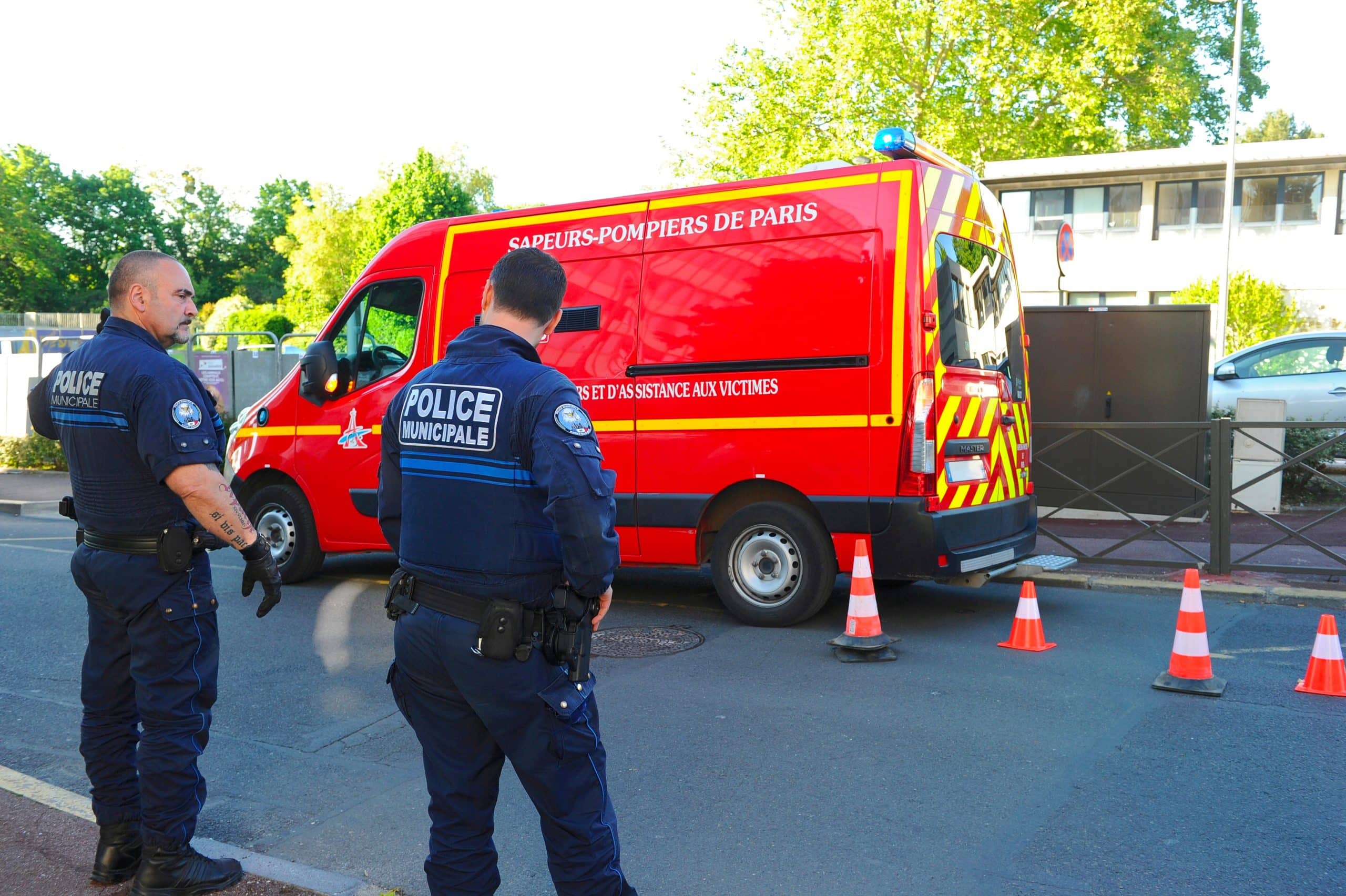 Policiers municipaux veillant à la sécurité routière, lors de l'intervention des sapeurs-pompiers de paris
