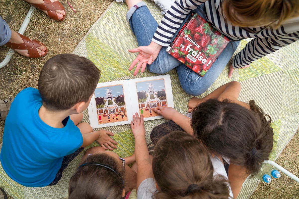 Des enfants devant un albums