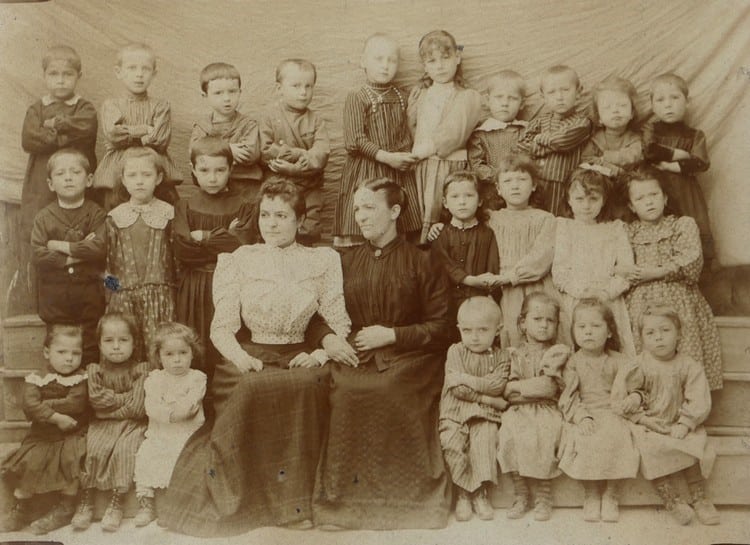 Marie-Pape CARPENTIER et sa fille, entourées de leurs élèves. ©Tous droits réservés