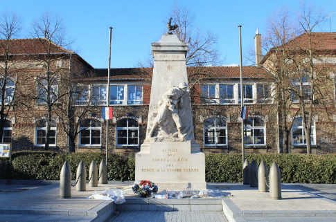 Une des façades de l’Ecole du Centre, vu depuis la Place des Martyrs de la Résistance. 
