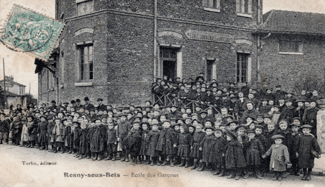 Les écoliers posent devant l’entrée de l’école, rue Marie Betremieux. ©AM de Rosny-sous-Bois
